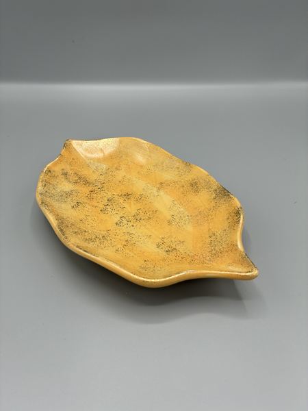 中皿　リーフ型　金彩